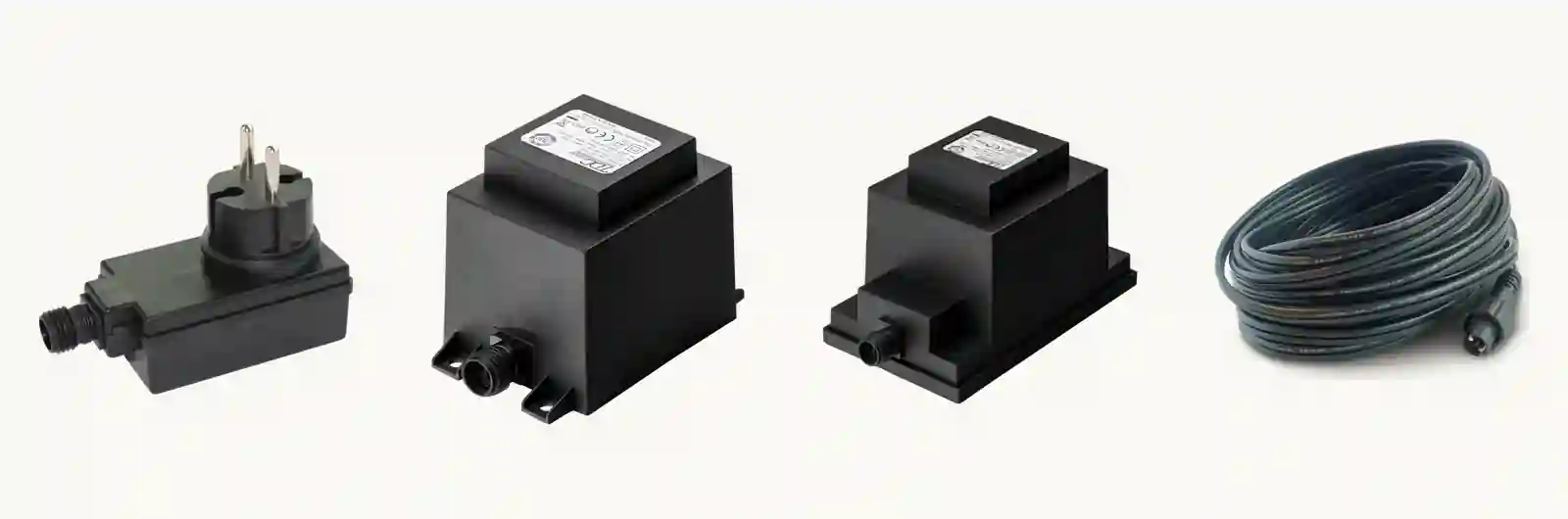 Vier productfoto's van Garden Lights naast elkaar: de transformator van 24 W met stekker, de transformator van 60 W, de transformator van 150 W en een opgerolde Flex-hoofdkabel.
