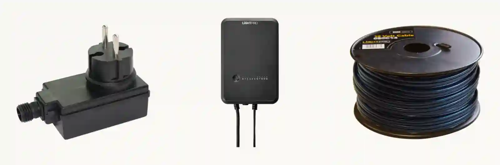 Drie productfoto's van Lightpro naast elkaar: de transformator van 24 W met stekker, de Touch-transformator met twee snoeren en een haspel 14 AWG-kabel.